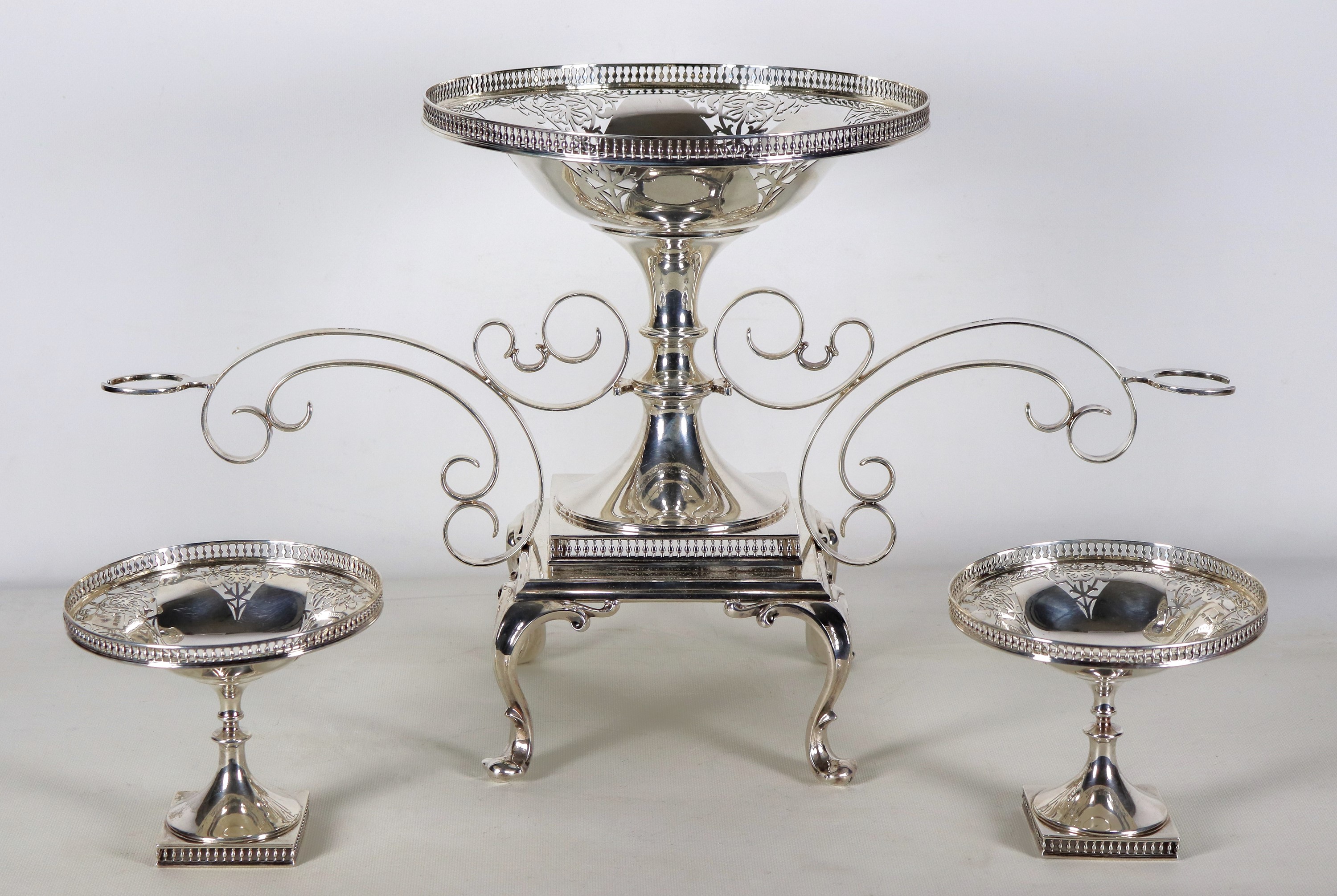 Antica Epergne inglese in argento Epoca Giorgio V, cesellata, sbalzata e traforata, con cesto cen...