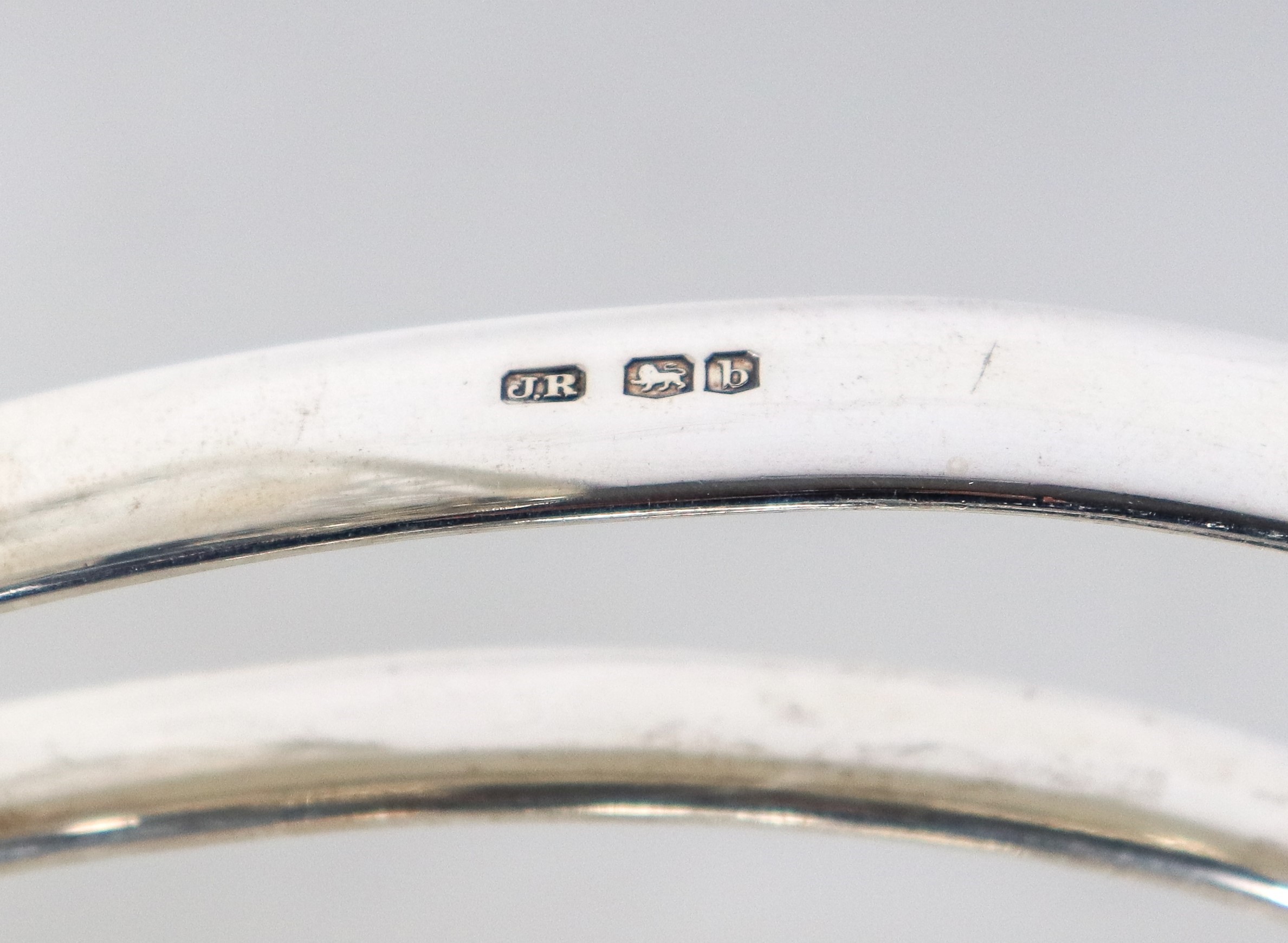 Antica Epergne inglese in argento Epoca Giorgio V, cesellata, sbalzata e traforata, con cesto cen...