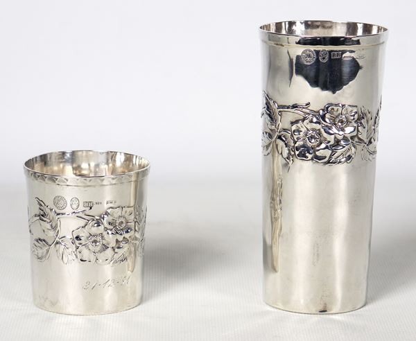 Lot of two small glasses in 925 silver marked Brandimarte, hammered and chiseled with floral motifs, one tall and one short, gr. 150