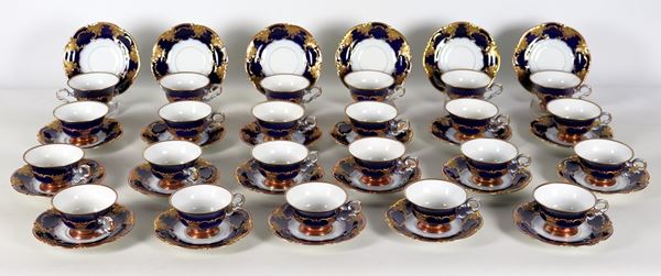 Lot of twenty-three cobalt blue Bavaria porcelain cups, with relief decorations and scrolls in pure gold. Early 20th century manufacturing