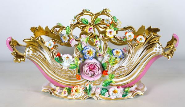 Louis Philippe centerpiece in Old Paris polychrome porcelain, in the shape of a basket, with garlands of flowers in relief and highlights in pure gold. Slight flaws and defects