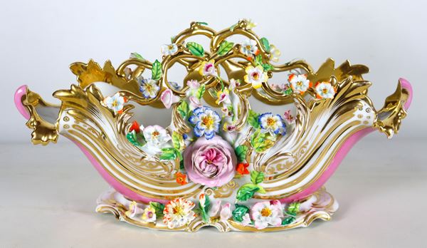 Centrotavola Luigi Filippo in porcellana policroma Vecchia Parigi, a forma di cesto, con ghirlande di fiori a rilievo e lumeggiature in oro zecchino. Lievi mancanze e difetti