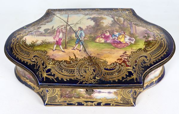 Antica grande scatola in porcellana di Sèvres blu cobalto, Periodo 1753-1793, interamente decorata a riquadri in oro zecchino con all'interno scene variopinte di paesaggi e sul coperchio scena galante nel parco. Il coperchio presenta rotture