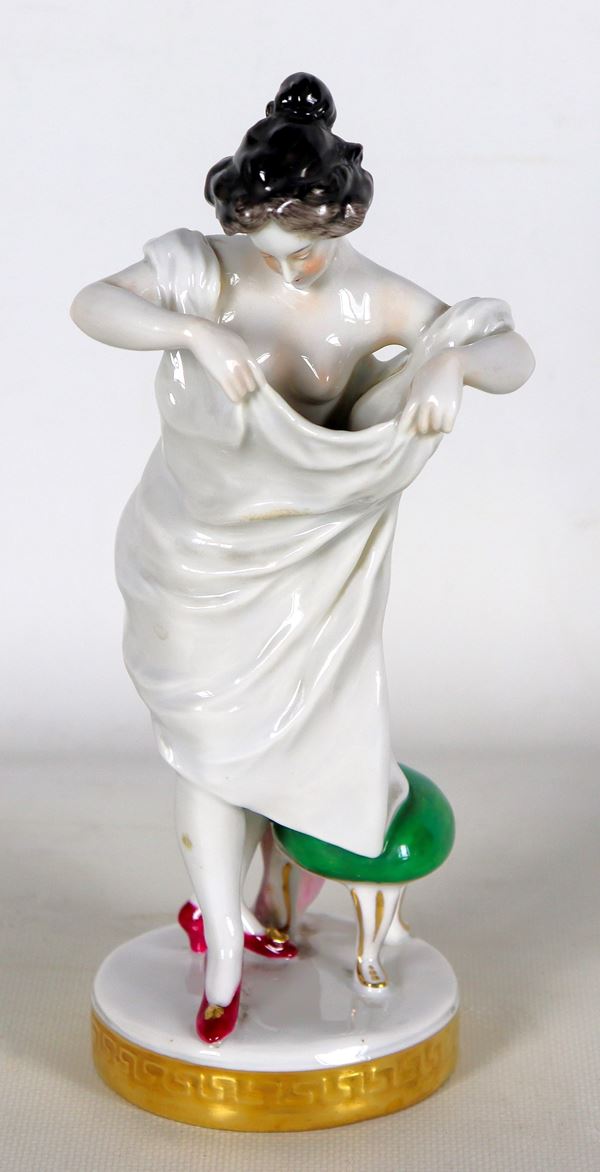 "La toletta della giovane ragazza", statuina in porcellana policroma smaltata di Doccia, alla base lumeggiature in oro zecchino
