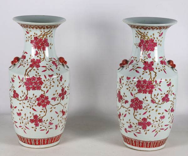 Coppia di vasi cinesi in porcellana bianca, con decorazioni in smalto rosa antico a motivi di fiori orientali