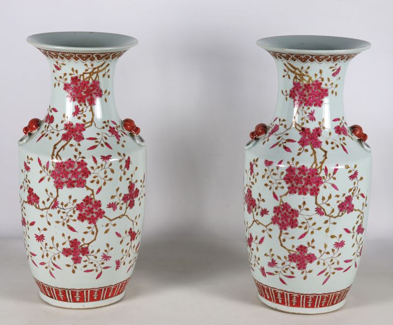 Coppia di vasi cinesi in porcellana bianca, con decorazioni in smalto rosa antico a motivi di fio...