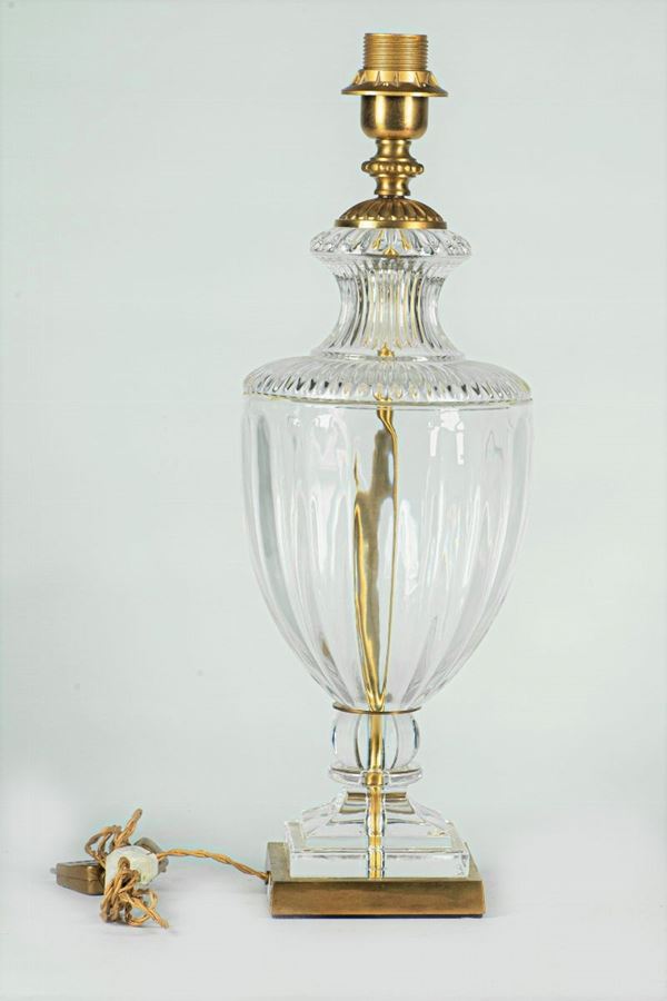 Amphora-shaped crystal table lamp