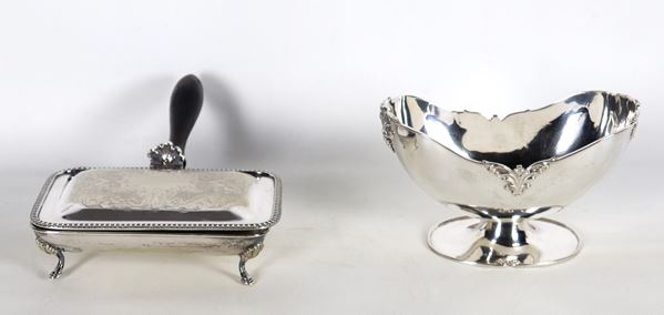 Antique lot in silvered metal, embossed and chiselled, of an oval gravy boat and an ashtray with ebonized wooden handle