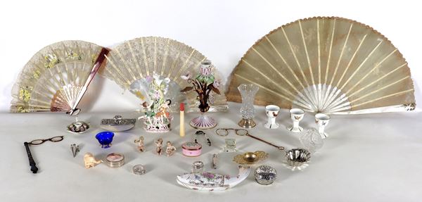 Lot of various small objects in porcelain, silver metal, crystal and three fans, defects, breakages and missing parts (32 pieces)