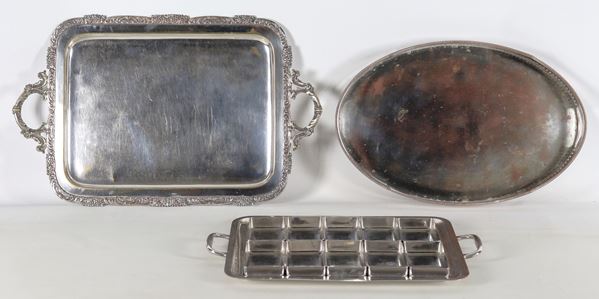 Antique lot in Sheffield and silver metal of a rectangular tray with handles and embossed edge, an oval tray with perforated railing and an appetizer plate with ten trays. Signs of wear
