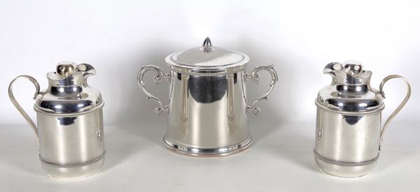 Lot in silver metal of an ice bucket and two thermal jugs