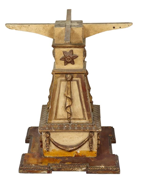 Small pyramid-shaped base in lacquered and gilded wood