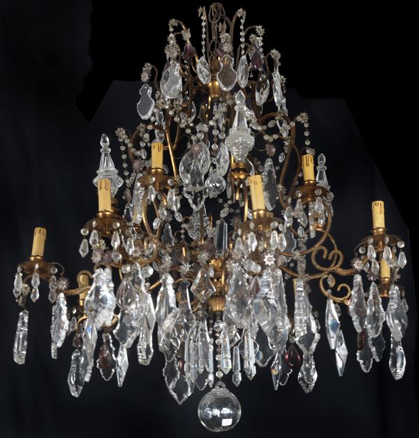 Grande lampadario francese in bronzo dorato di linea Luigi XV, con prismi e pendagli in cristallo, 12 luci