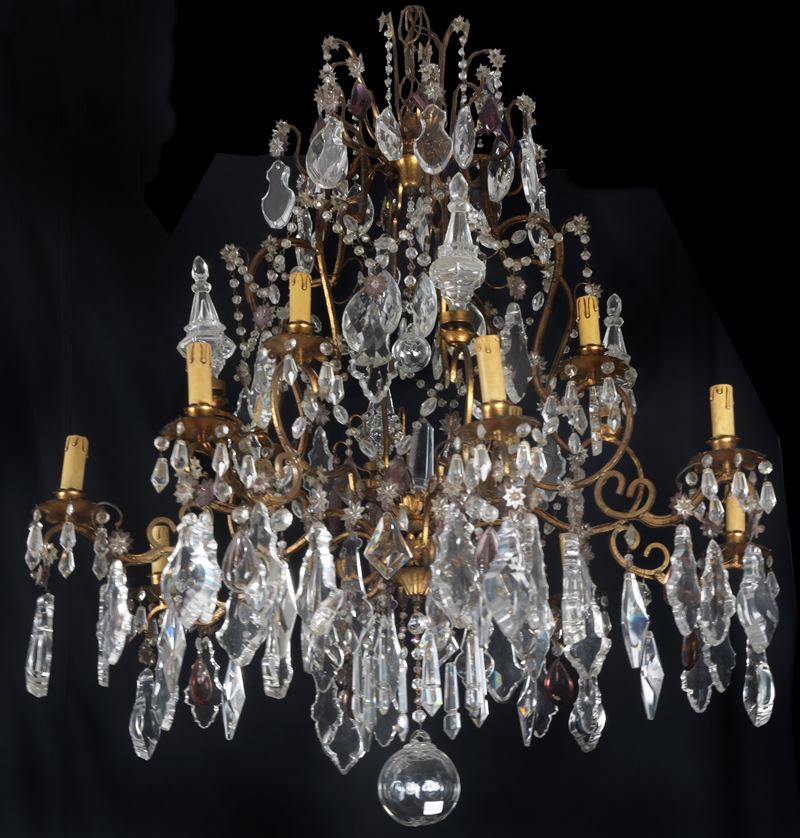 Grande lampadario francese in bronzo dorato di linea Luigi XV, con prismi e pendagli in cristallo...