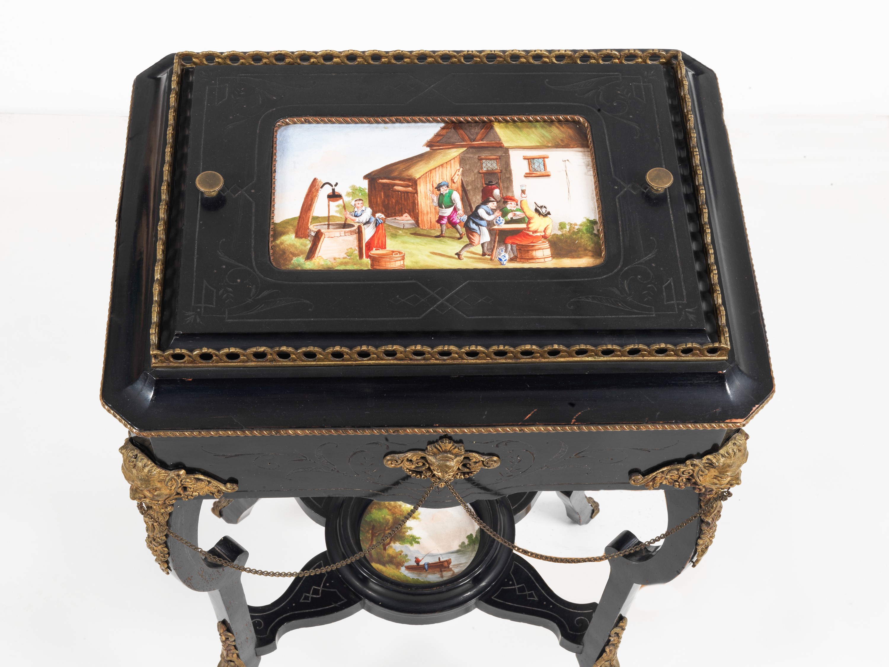 Antica poudresse francese Napoleone III in legno laccato nero, con placche in porcellana dipinta ...