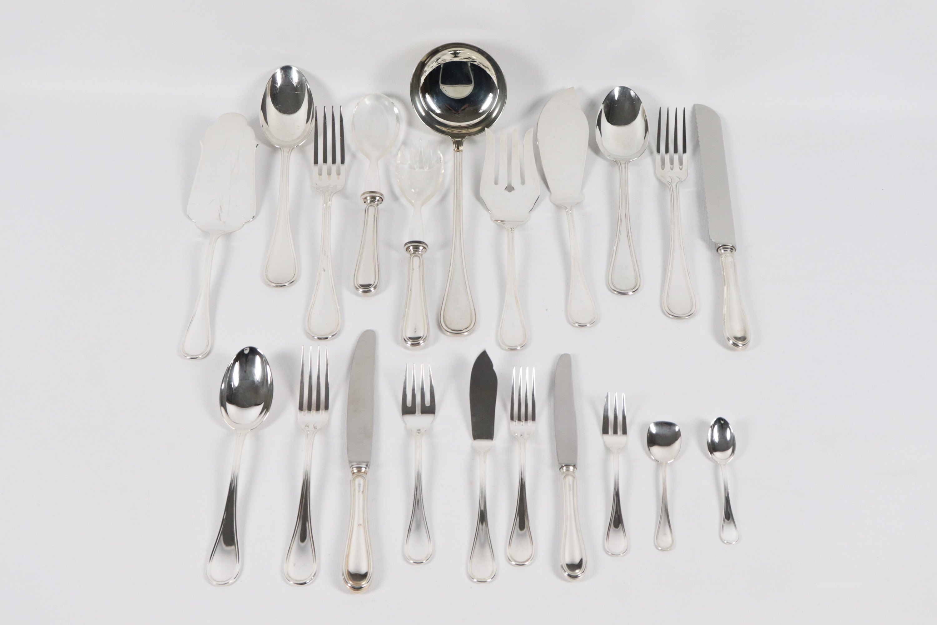 Servizio di posate in argento cesellato, 141 pz, gr. 6340