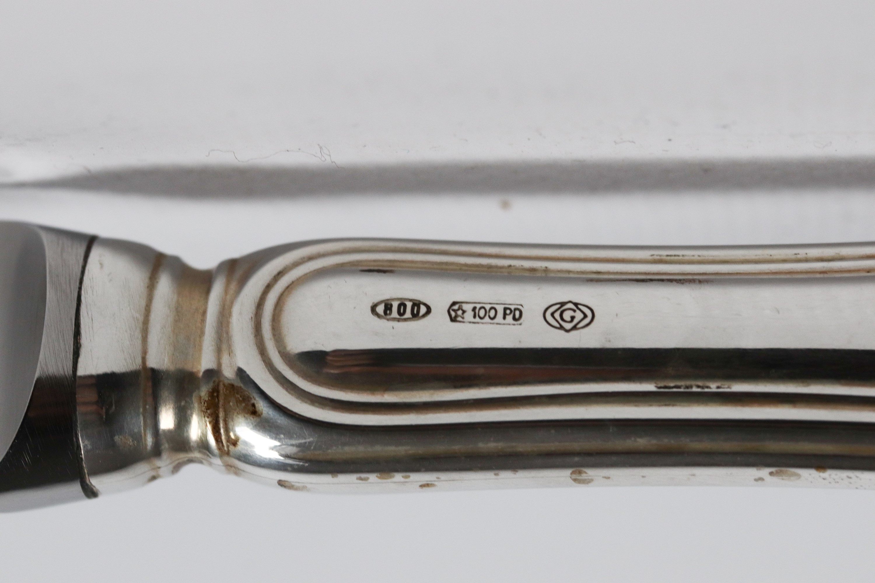 Servizio di posate in argento cesellato, 141 pz, gr. 6340