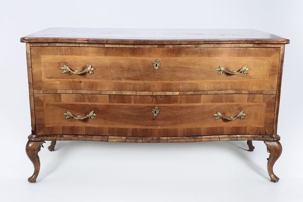 Venetian chest of drawers in Louis XV style in walnut, with a wavy shape and inlaid boxwood fillets. Two drawers and four curved legs