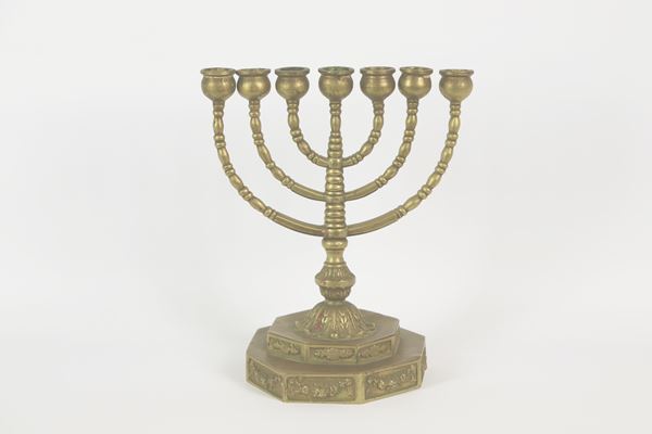 Candelabro ebraico Menorah a 7 fiamme in bronzo cesellato e sbalzato