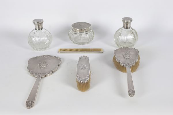 Vanity set in chiseled silver (7 pcs)