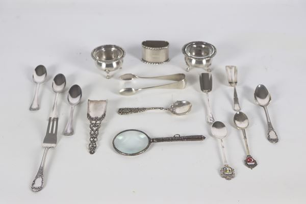 Lot of chiseled and embossed silver of a pair of salt shakers, a napkin ring, a magnifying glass, a sugar cube tong and eleven cutlery pieces of various shapes (15 pieces), gr. 310