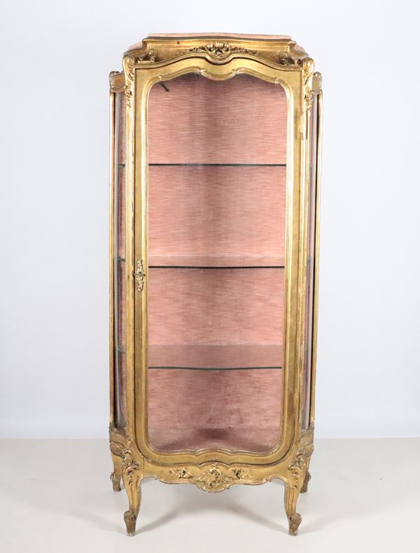 French display cabinet in gilded and carved wood, arched shape with a central door and four curved legs