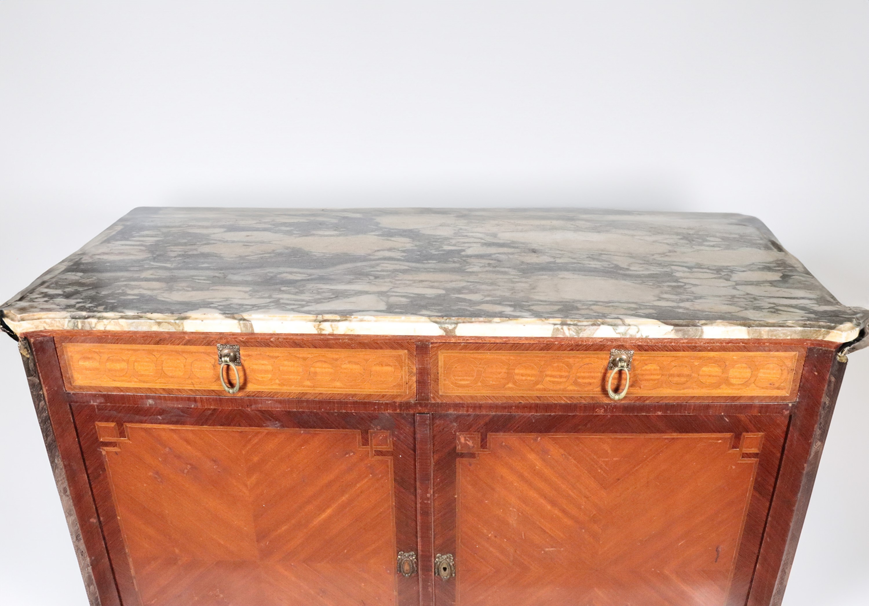 Credenza francese in mogano, bois de rose ed ebano viola, due tiretti con due sportelli sottostan...