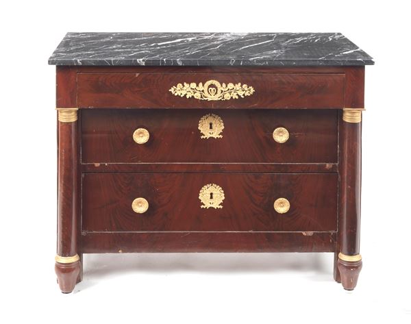 Antique small French chest of drawers from the Empire period in mahogany and mahogany feather, with friezes and fittings in gilded bronze, embossed and chiselled, three drawers, neoclassical column uprights and a top in black veined marble