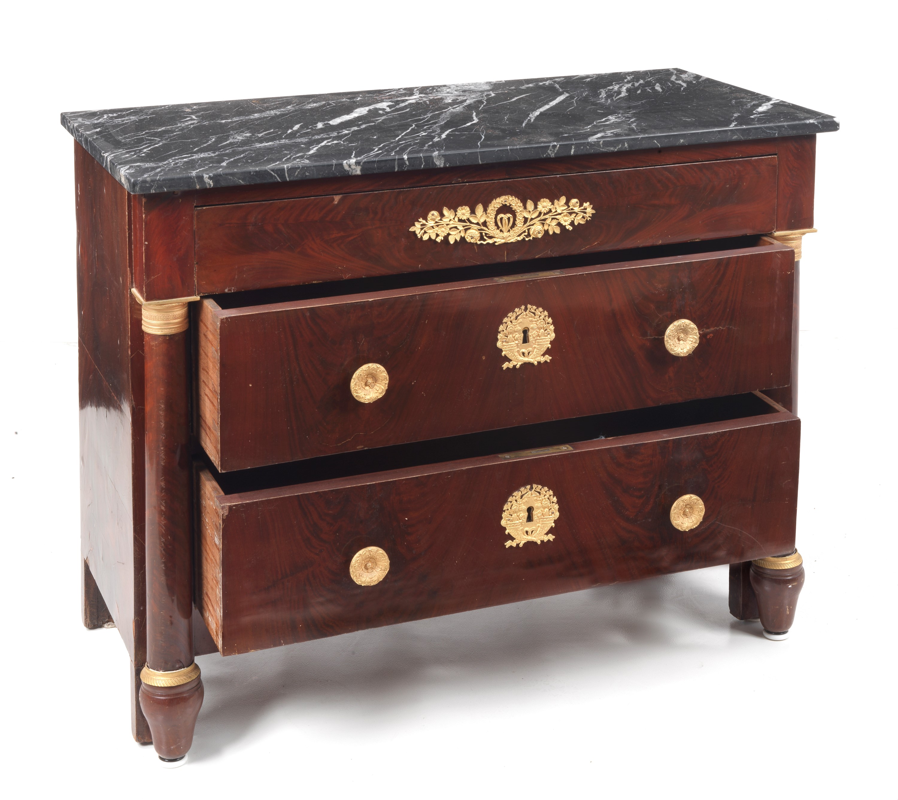 Antico piccolo comò francese Epoca Impero in mogano e piuma di mogano, con fregi e guarnizioni in...