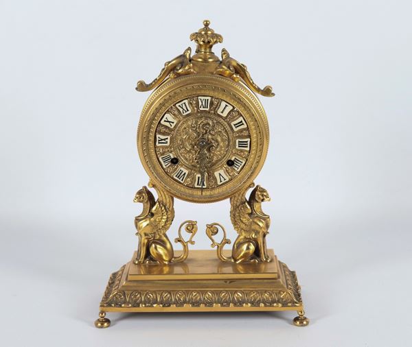 French Empire style table clock, in gilded metal, embossed and chiseled, Roman numerals in enamel. Not working, to be overhauled