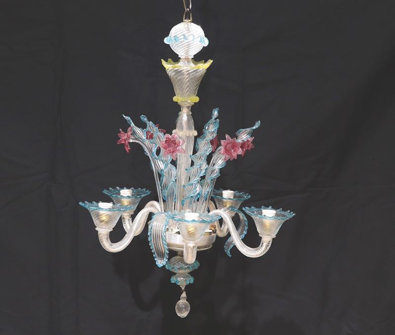 Lampadario in vetro soffiato di Murano con fiori e foglie color rosa e celeste, 5 luci. Il lampad...