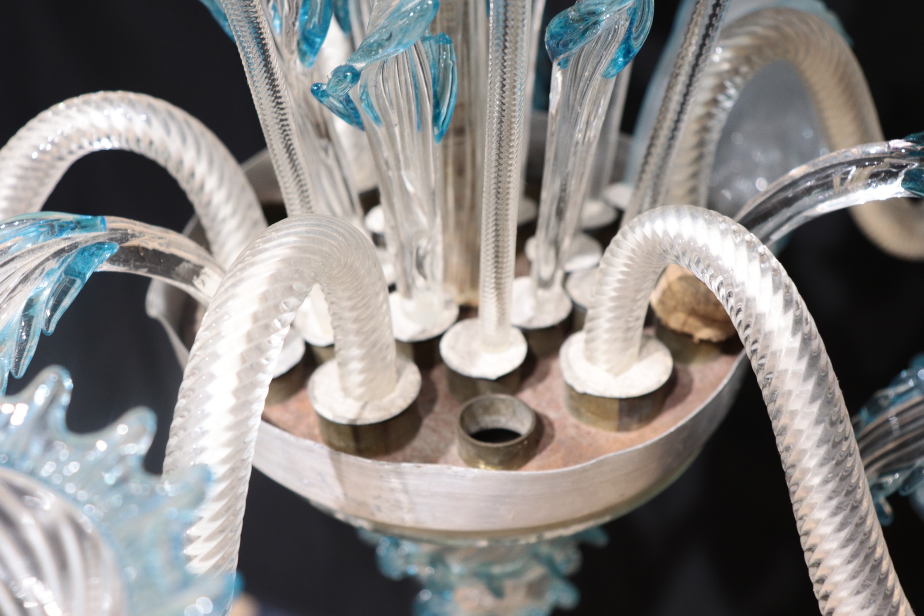 Lampadario in vetro soffiato di Murano con fiori e foglie color rosa e celeste, 5 luci. Il lampad...