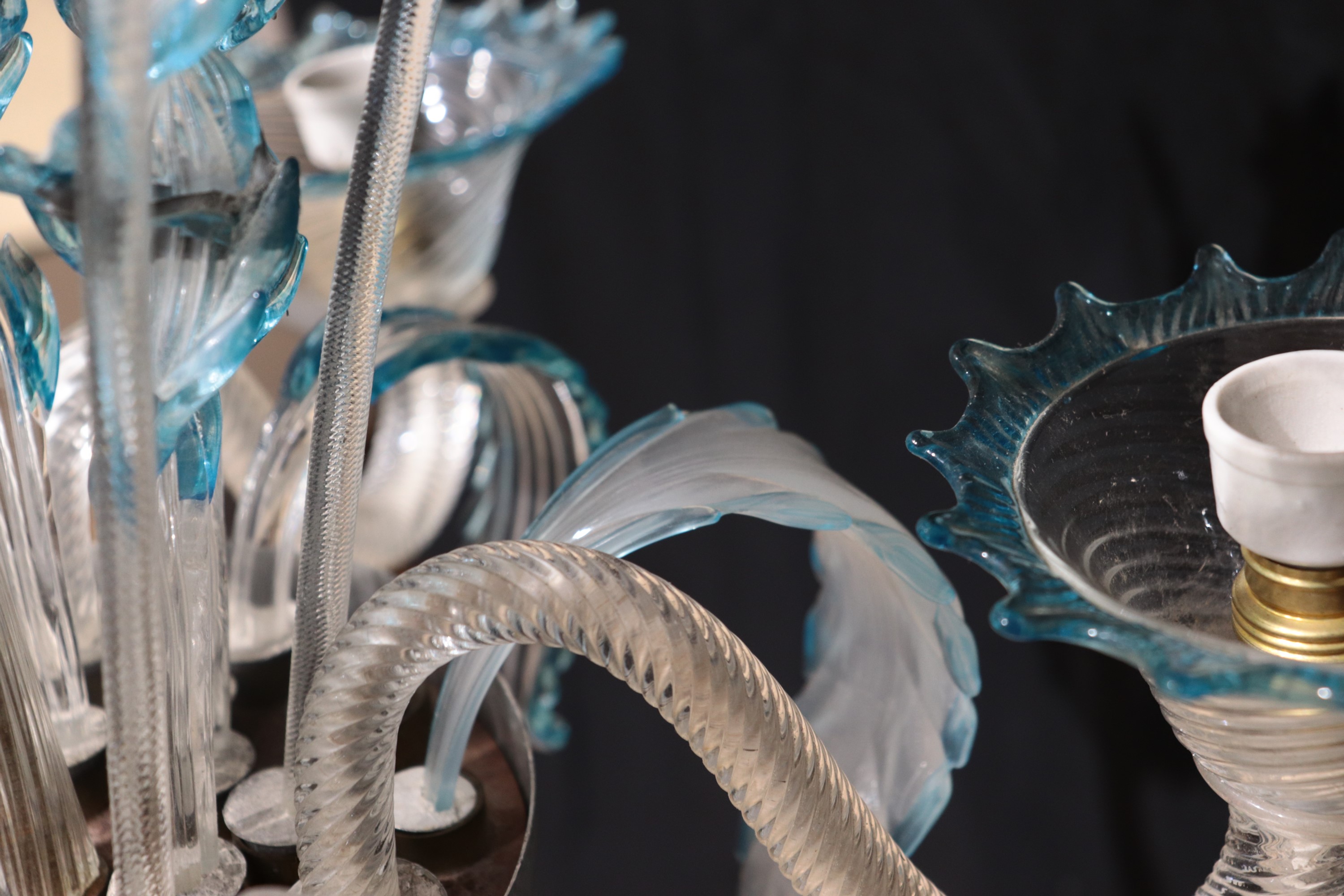 Lampadario in vetro soffiato di Murano con fiori e foglie color rosa e celeste, 5 luci. Il lampad...