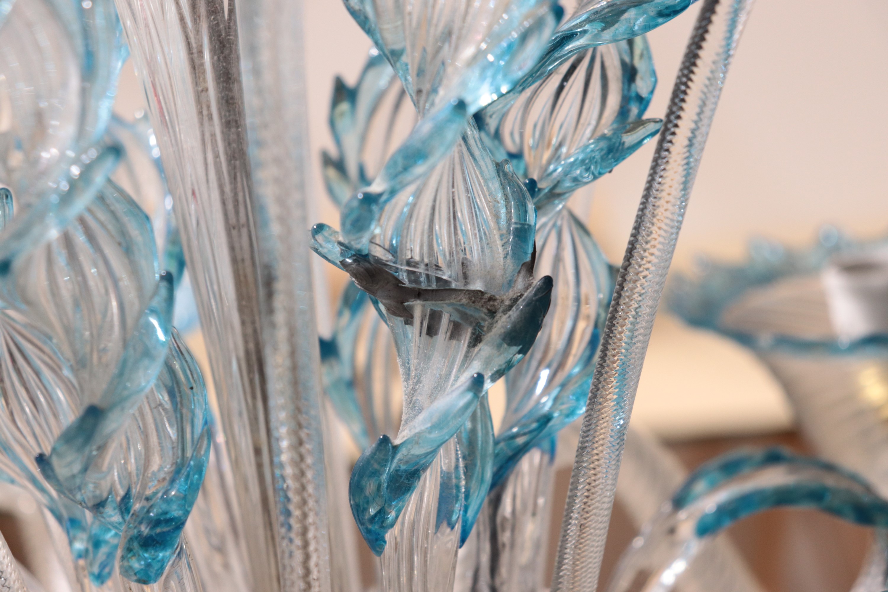 Lampadario in vetro soffiato di Murano con fiori e foglie color rosa e celeste, 5 luci. Il lampad...