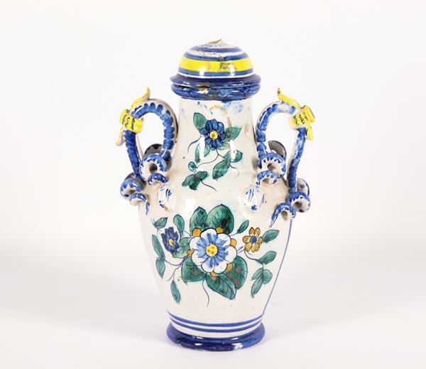 Piccolo vaso in maiolica con decorazioni policrome floreali, mancanze