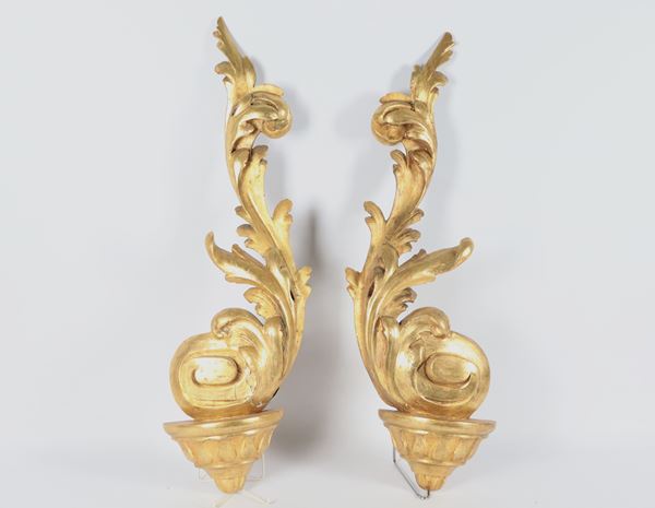 Pair of antique wall friezes in gilded wood and carved in the shape of acanthus leaves resting on bases