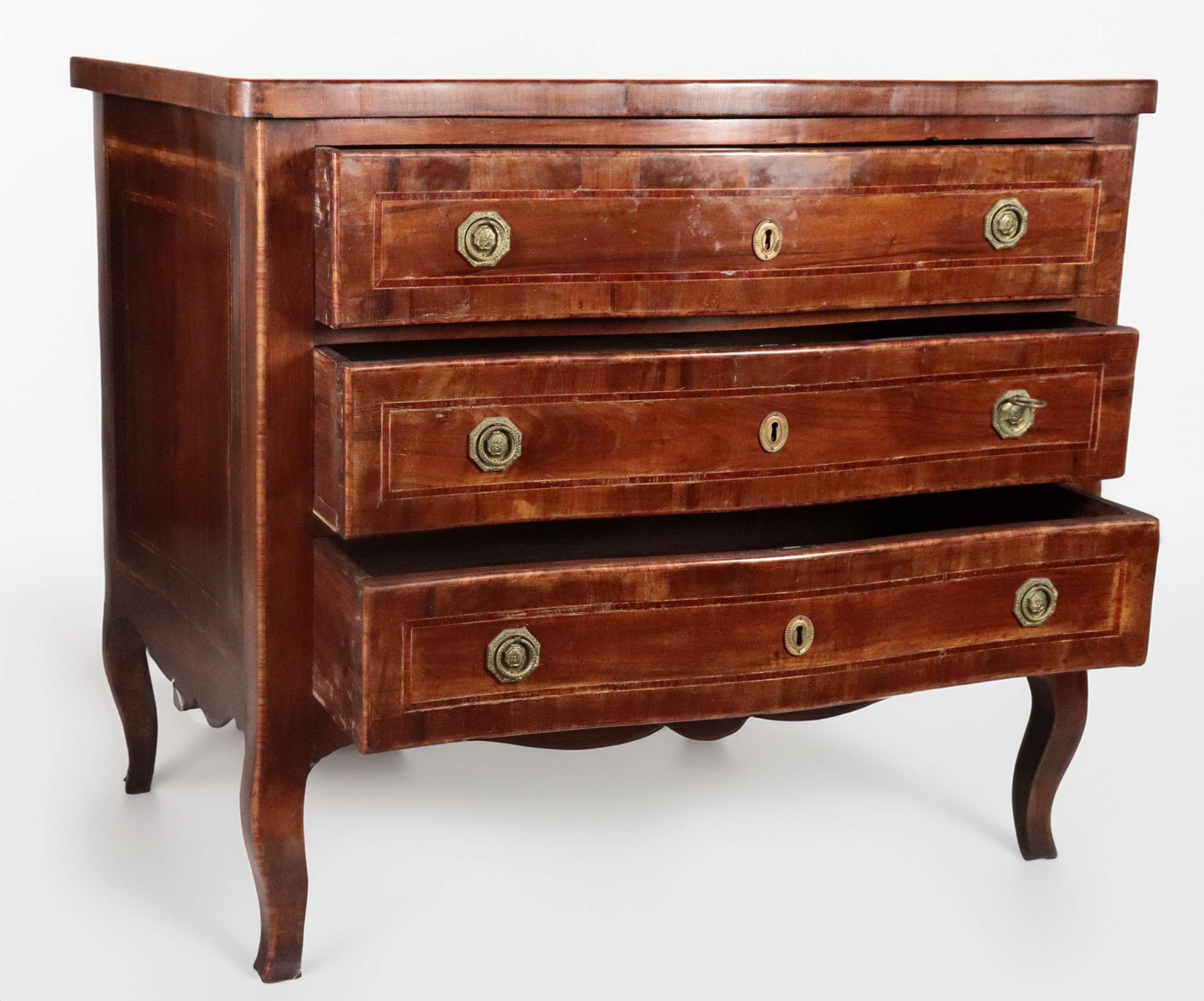 Cassettone romano in noce di linea Luigi XVI, con filettature intarsiate, tre tiretti, maniglie i...