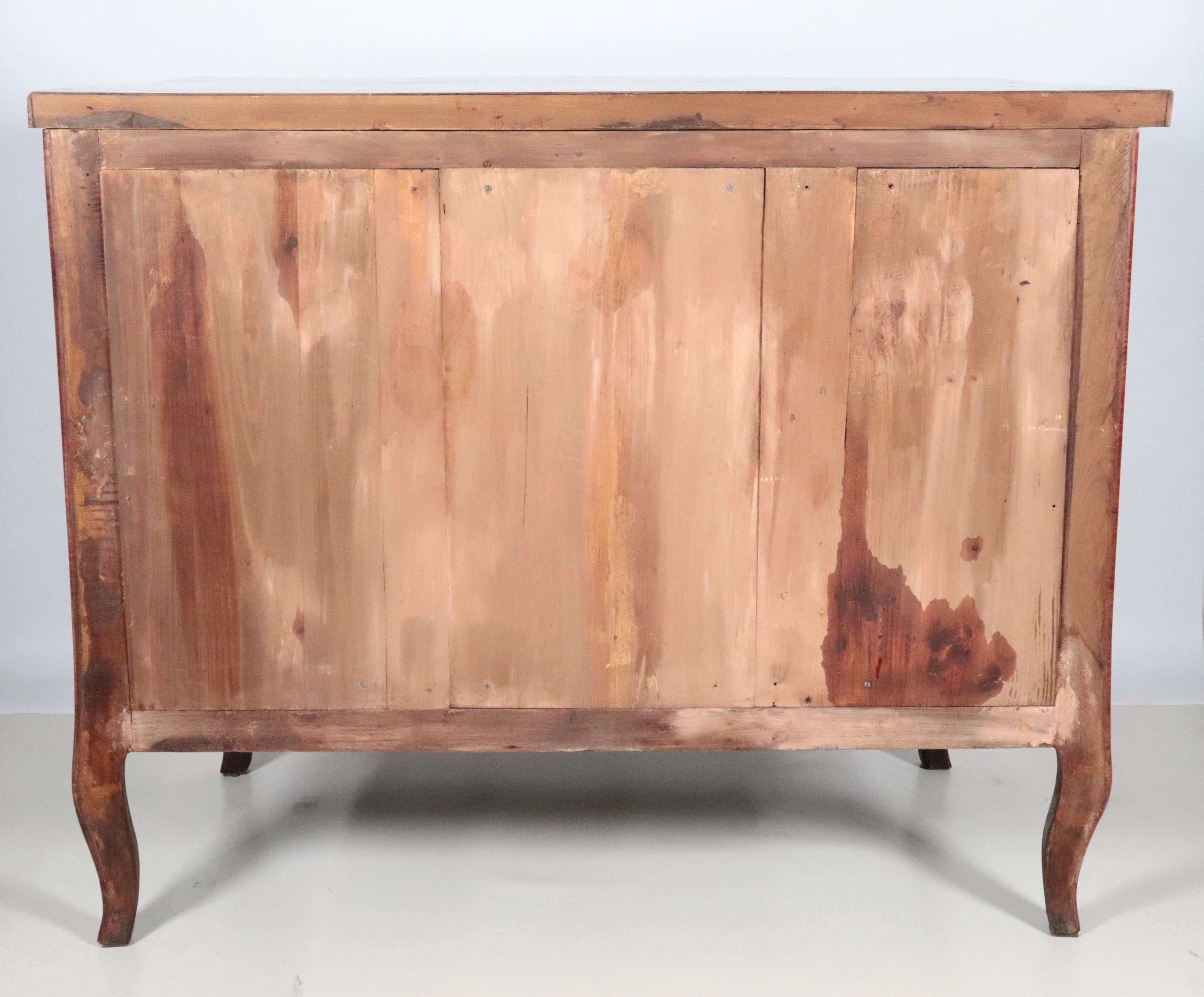 Cassettone romano in noce di linea Luigi XVI, con filettature intarsiate, tre tiretti, maniglie i...