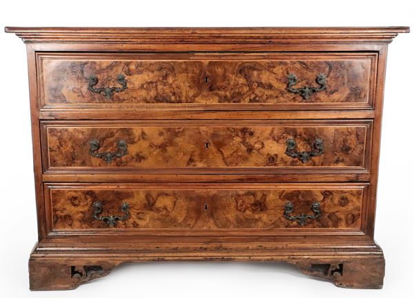 Antique Venetian chest of drawers in Louis XIV style in walnut and walnut root with three drawers, bronze handles and king-size legs