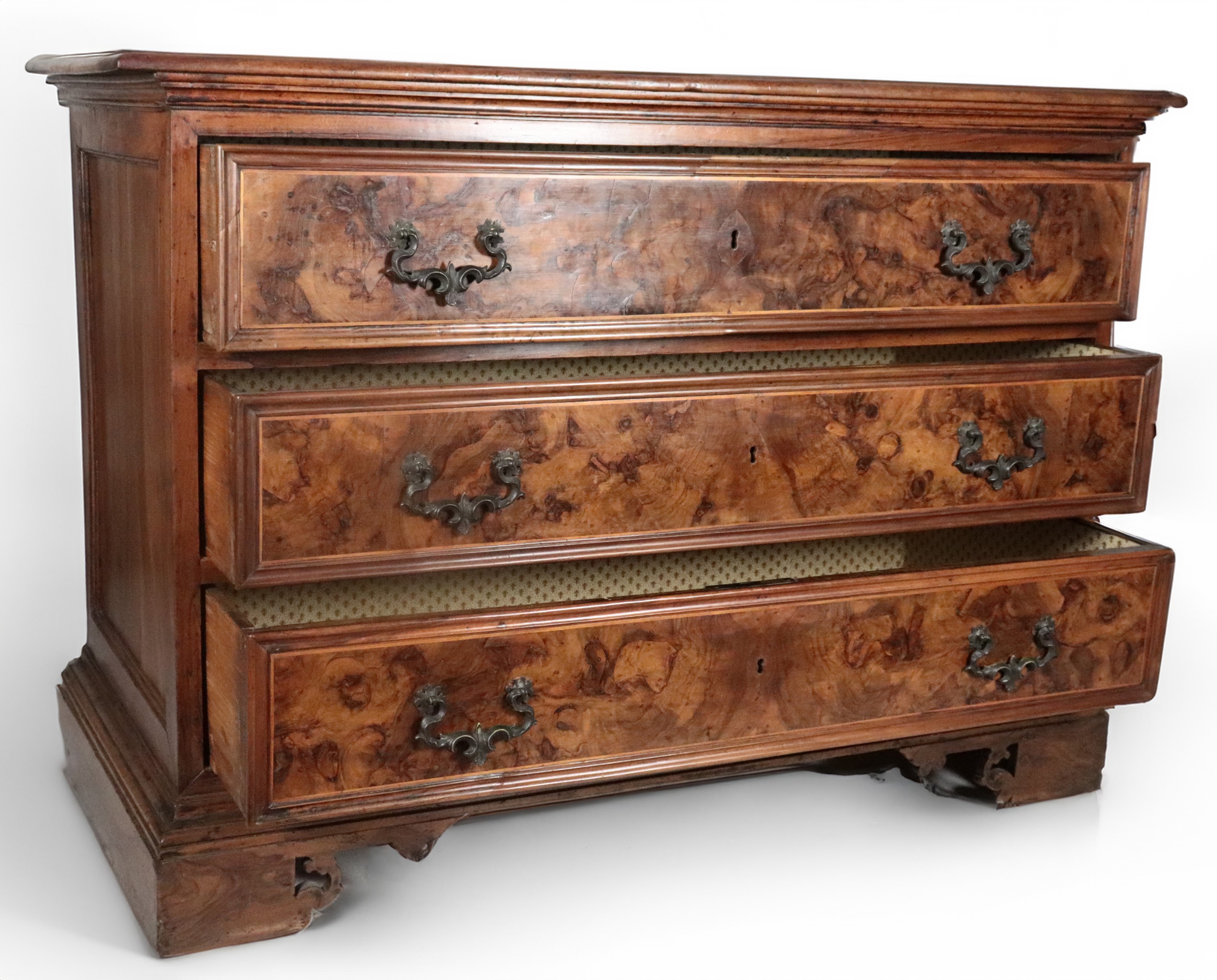 Antico canterano veneto di linea Luigi XIV in noce e radica di noce con tre tiretti, maniglie in ...
