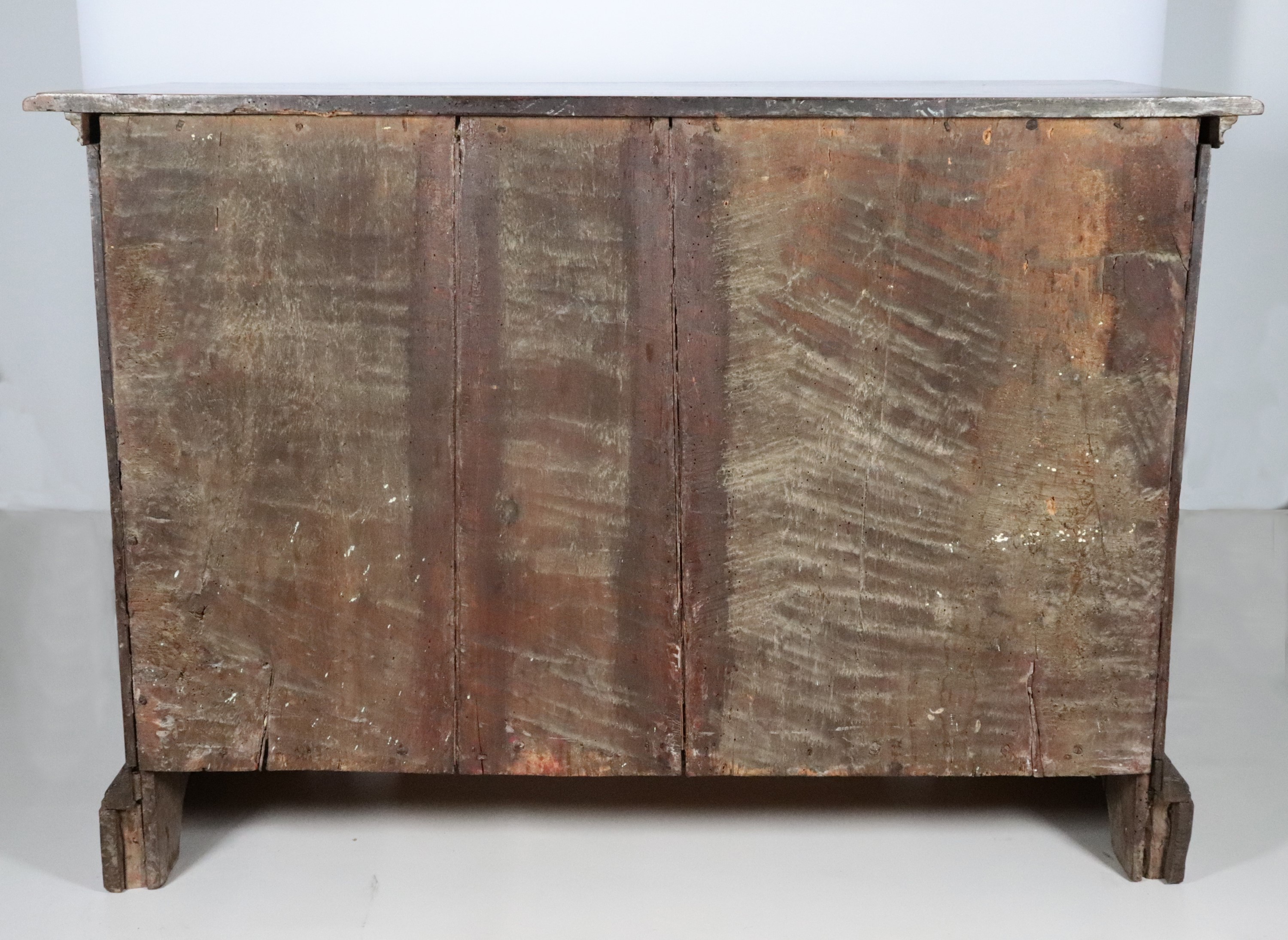 Antico canterano veneto di linea Luigi XIV in noce e radica di noce con tre tiretti, maniglie in ...