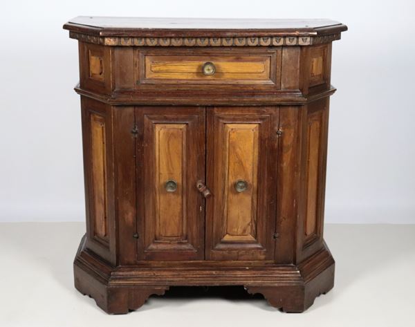 Umbrian sideboard in Louis XIV style in walnut, shaped with central drawer and two doors underneath