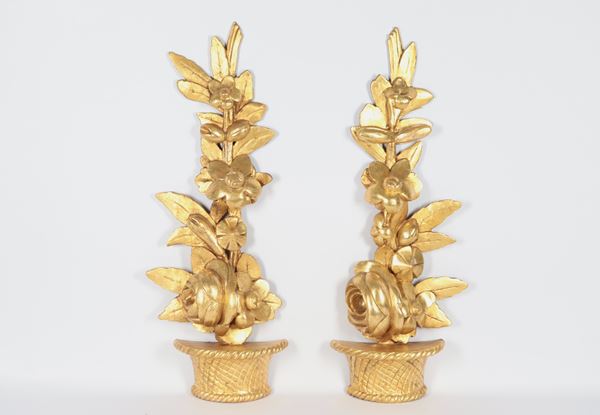 &quot;Vases with flowers&quot;, pair of wall friezes in gilded and carved wood 