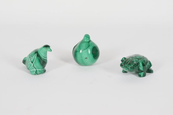 Lotto di tre piccole statuine in pietra dura di malachite, una rana, un uccello esotico e un frutto