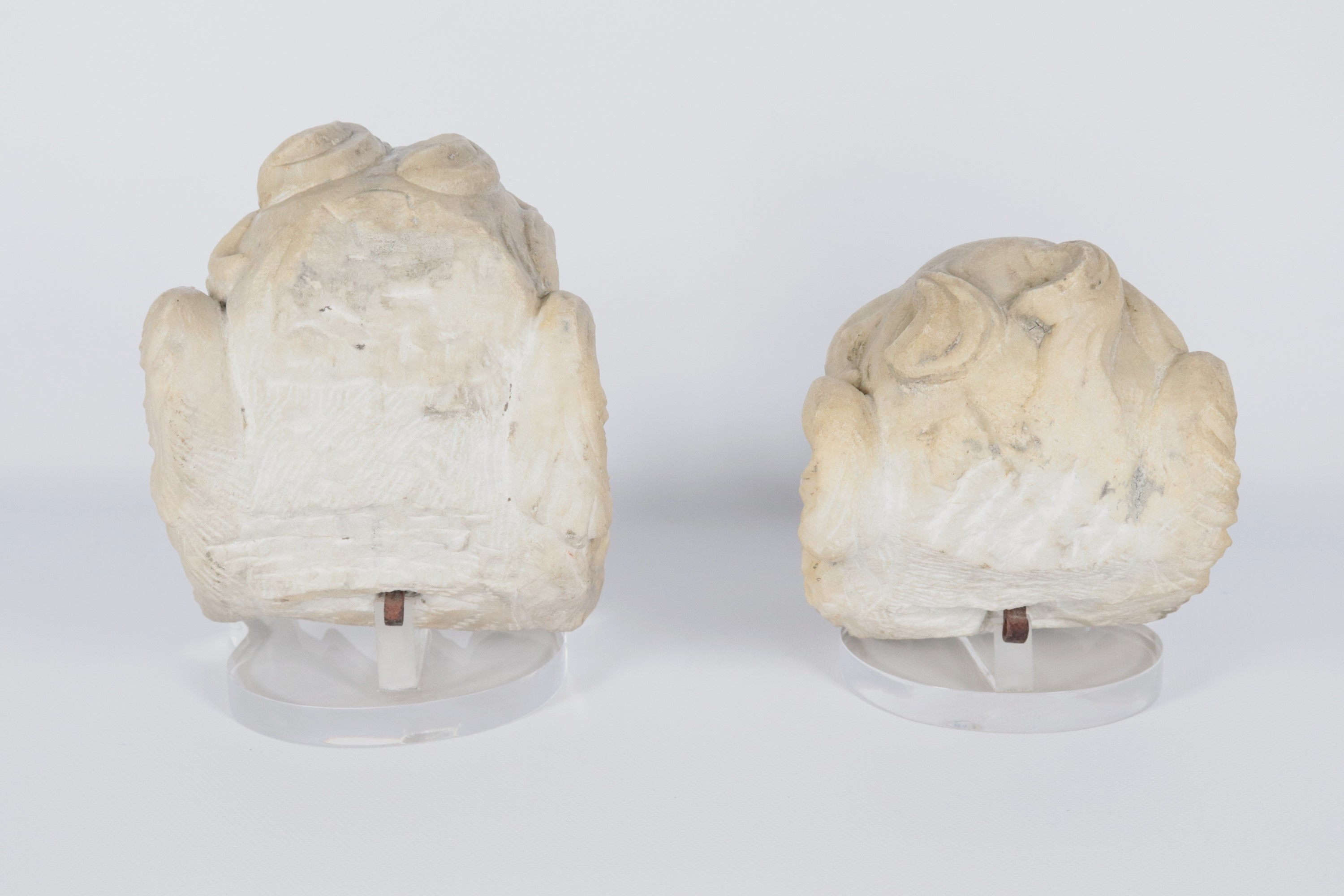 "Volti di angioletti", coppia di piccole sculture in marmo bianco