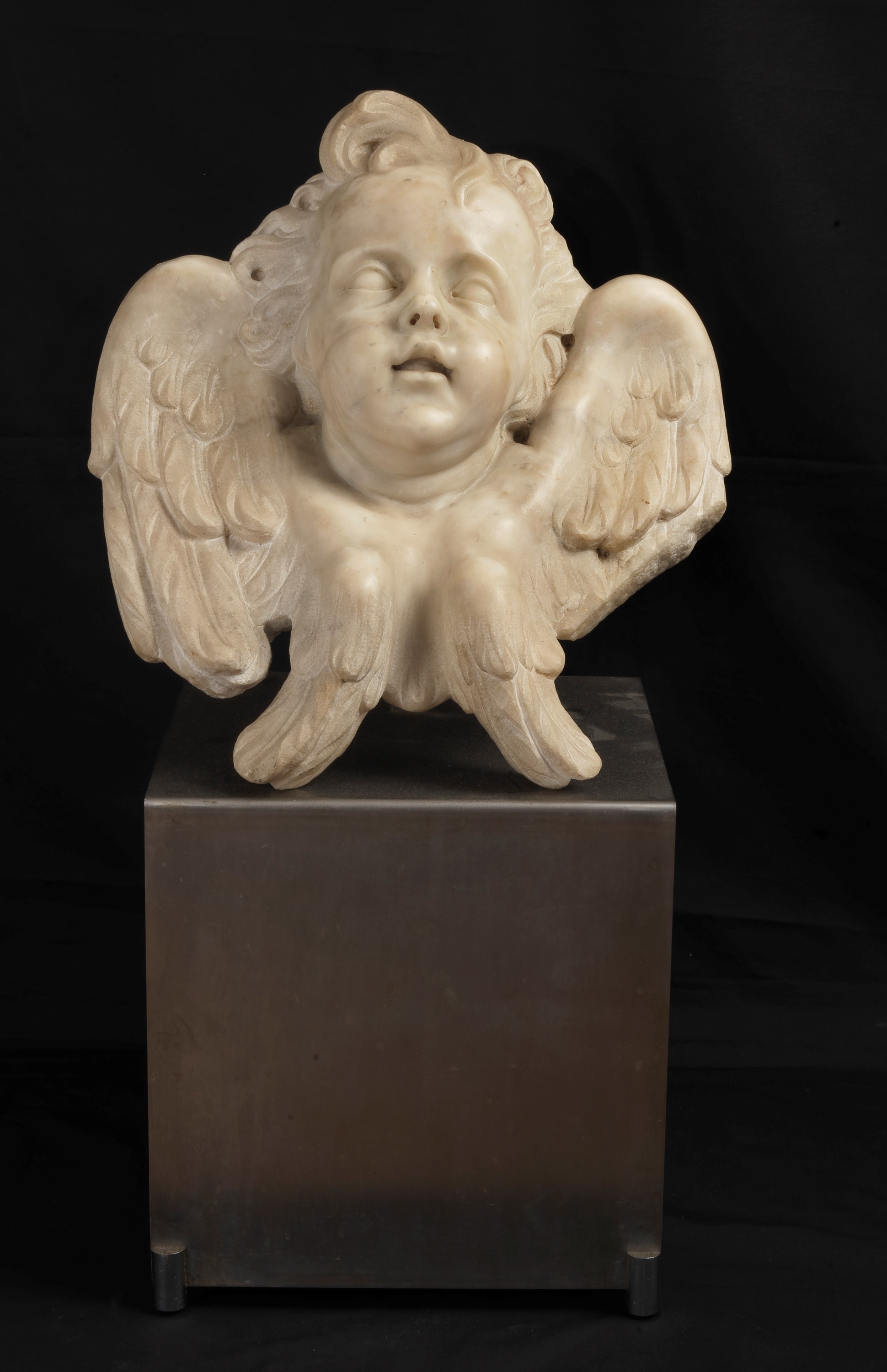 "Testa di angioletto", scultura in marmo, base moderna in metallo argentato