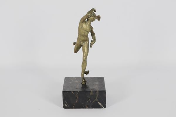 "Mercurio", piccola scultura in bronzo patinato, sorretta da base quadrangolare in marmo nero