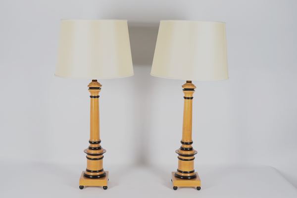 Pair of table lamps in the shape of turned columns in pickled wood with ebonized profiles