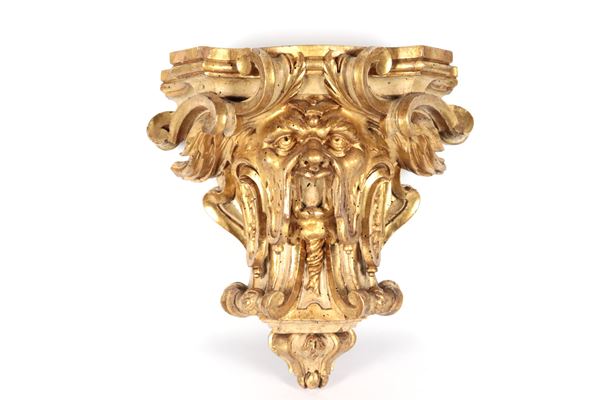 Wall shelf in gilded wood and carved with acanthus leaf scrolls and central mask