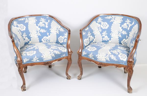 Pair of Venetian Louis XV tub armchairs, in walnut with blue floral fabric covering